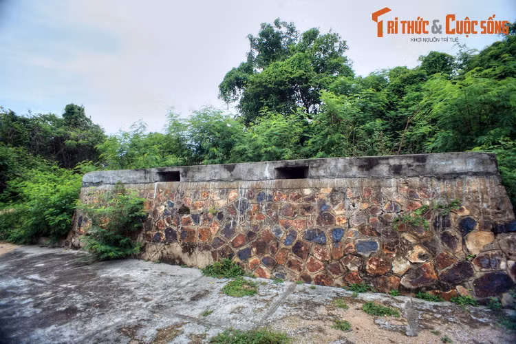 Sau năm 1945, quân Pháp đã xây dựng một hệ thống lô cốt quanh Lầu Ông Hoàng để canh giữ toàn vùng Phan Thiết. Những năm tháng chiến tranh, khu biệt thự hoành tráng bị phá hủy hoàn toàn. Những công trình còn lại đến nay là hệ thống đồn bốt Pháp cũ.