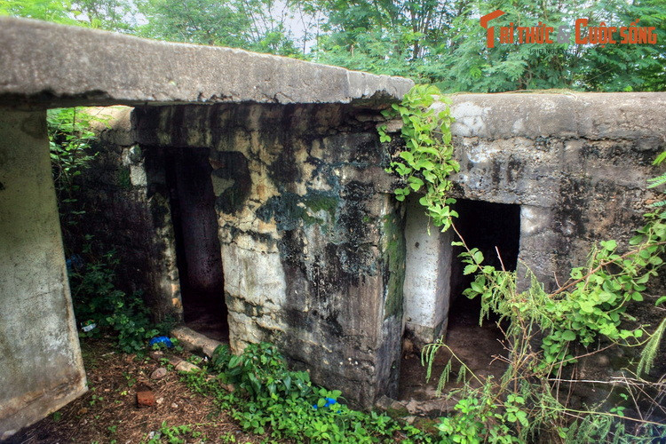 Chuyện bắt đầu vào năm 1911, khi Công tước De Montpensier qua Việt Nam du lịch và săn bắn. Nhận thấy phong cảnh tại Phan Thiết rất hữu tình, ông đã mua lại mảnh đất rộng hơn 500 mét vuông trên đồi Bà Nà để xây tòa biệt thự 13 phòng ngủ.