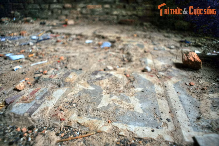 Nhìn khung cảnh hoang phế ở Lầu Ông Hoàng, hẳn những người từng biết về câu chuyện lịch sử gắn với địa danh này không khỏi chạnh lòng trước sự phũ phàng của dòng thời gian...