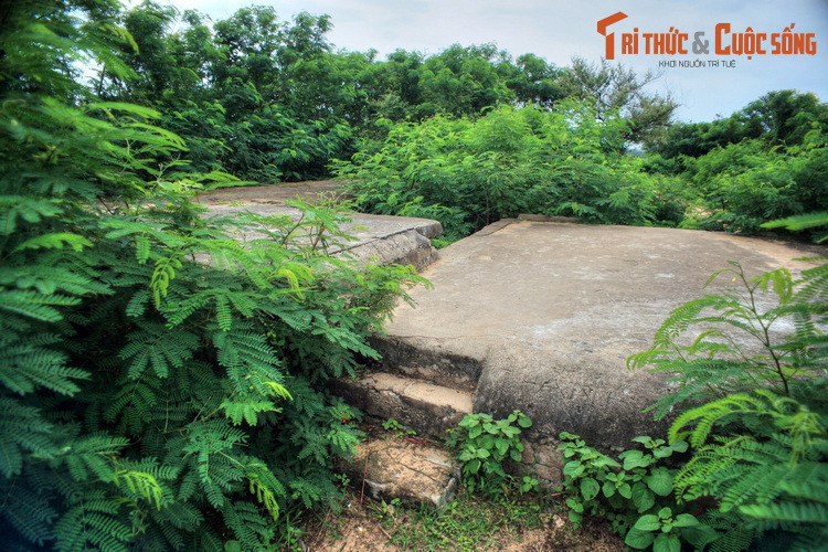 Tên gọi Lầu Ông Hoàng có thể xuất phát từ cách gọi dân dã của người dân về sự sang trọng của vị quý tộc Pháp cư ngụ ở đây, hoặc phản ánh chuyện ông hoàng Bảo Đại từng cư ngụ tại dinh thự này.