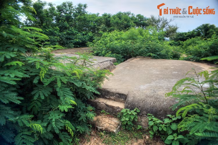 Tên gọi Lầu Ông Hoàng có thể xuất phát từ cách gọi dân dã của người dân về sự sang trọng của vị quý tộc Pháp cư ngụ ở đây, hoặc phản ánh chuyện ông hoàng Bảo Đại từng cư ngụ tại dinh thự này.