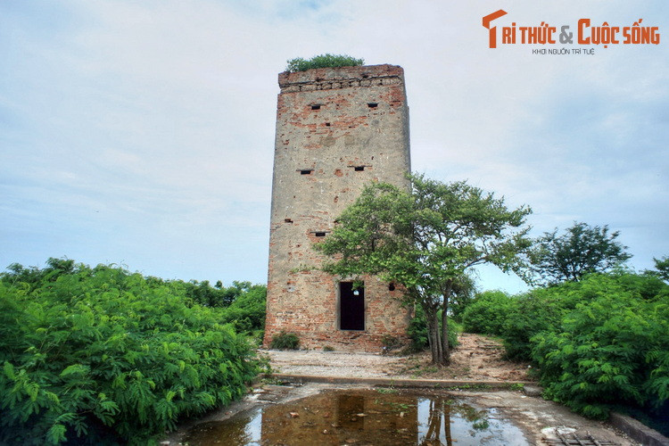 Theo lời kể được ghi lại, khi nàng Mộng Cầm còn là một thiếu nữ đang theo học trường Pline Exercices ở Phan Thiết, nhờ có khiếu làm văn thơ hay nên tên nàng thường được xuất hiện trên các trên các mặt báo thời bấy giờ.