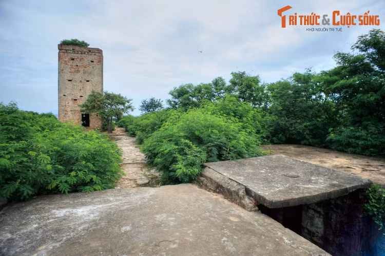 Nằm trên đỉnh đồi Bà Nài ở phường Phú Hài, TP Phan Thiết, tỉnh Bình Thuận, Lầu Ông Hoàng là một danh nổi tiếng gắn với mối tình của nhà thơ Hàn Mặc Tử và nàng Mộng Cầm.