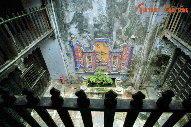 Nhà gồm có hai tầng, tường xây bằng gạch, sườn gỗ, mái lợp ngói âm dương. Mặt bằng nhà hình chữ nhật, rộng 7,5 mét, dài 36 mét, chia làm ba phần: Nhà trước nhà giữa, và nhà sau. Nhà giữa hẹp hơn nhà trước và nhà sau, do một phần diện tích khu vực này được chừa ra để làm sân trời.