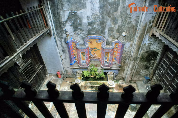 Nhà gồm có hai tầng, tường xây bằng gạch, sườn gỗ, mái lợp ngói âm dương. Mặt bằng nhà hình chữ nhật, rộng 7,5 mét, dài 36 mét, chia làm ba phần: Nhà trước nhà giữa, và nhà sau. Nhà giữa hẹp hơn nhà trước và nhà sau, do một phần diện tích khu vực này được chừa ra để làm sân trời.