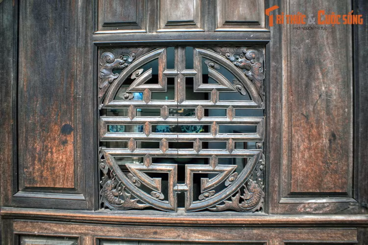 Về mặt mỹ thuật, ngôi nhà cũng là nơi sở hữu các họa tiết chạm khắc gỗ tinh xảo bậc nhất nhì phố cổ...