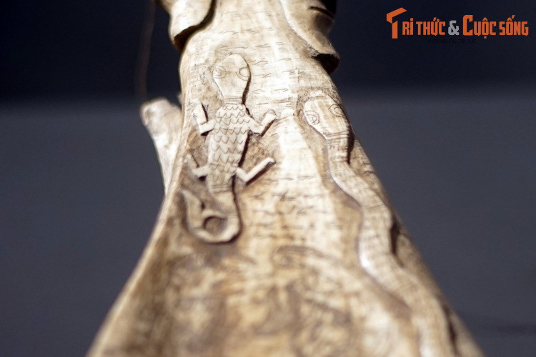 Trên tấm xương của porhalaan có khắc hình rắn và thằn lằn, tượng trưng cho hai người con của Mangalabulan, vị thần trong thần thoại của người Batak.