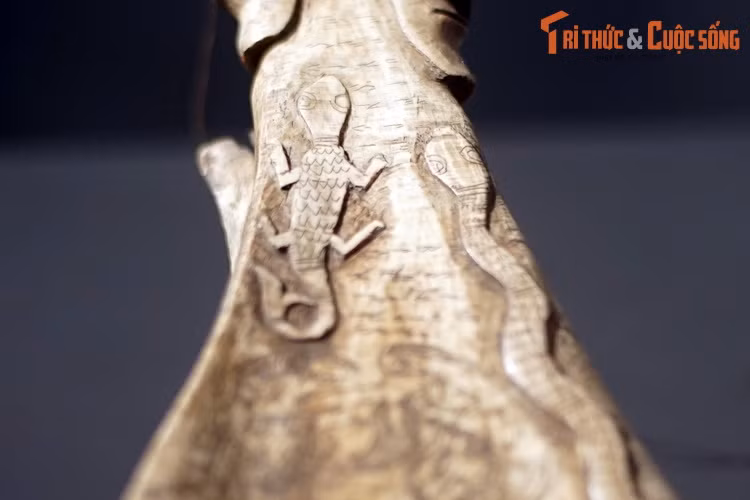 Trên tấm xương của porhalaan có khắc hình rắn và thằn lằn, tượng trưng cho hai người con của Mangalabulan, vị thần trong thần thoại của người Batak.