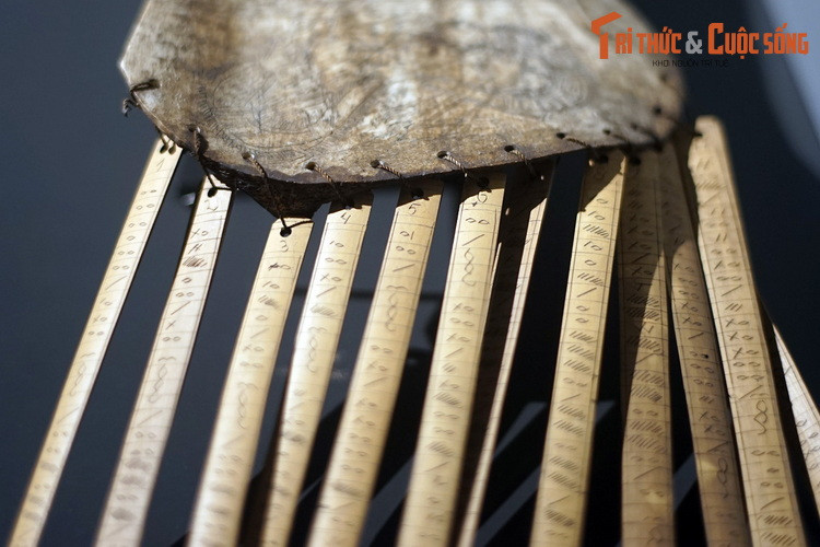 Điều này đã khiến người Batak được giới nghiên cứu lịch sử ở Việt Nam chú ý, vì kiểu nhà sàn hình thuyền của họ rất giống với hình ảnh các ngôi nhà sàn Việt cổ được chạm khắc trên trống đồng Đông Sơn.