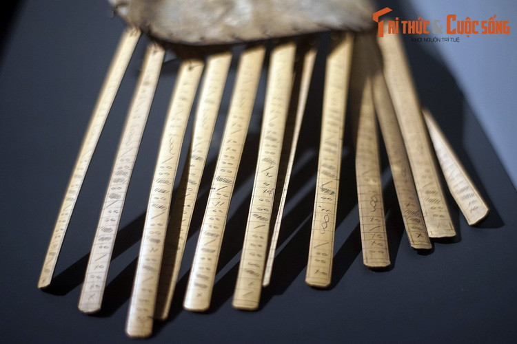 Các dấu hiệu khắc trên lịch tượng trưng cho những ngày xấu và ngày tốt trong chu kỳ nông nghiệp.