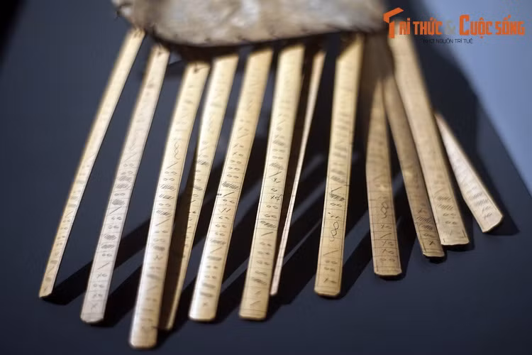 Các dấu hiệu khắc trên lịch tượng trưng cho những ngày xấu và ngày tốt trong chu kỳ nông nghiệp.