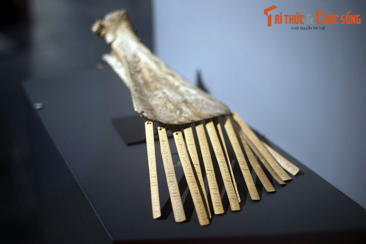 Hiện vật gồm một tấm xương gắn với với 12 thẻ tre, tương ứng với 12 tháng trong lịch của người Batak. Mỗi thẻ tre được chia thành 30 ngày. Trong hệ thống lịch này, sau vài năm sẽ có tháng nhuận, tương tự âm lịch Việt Nam.