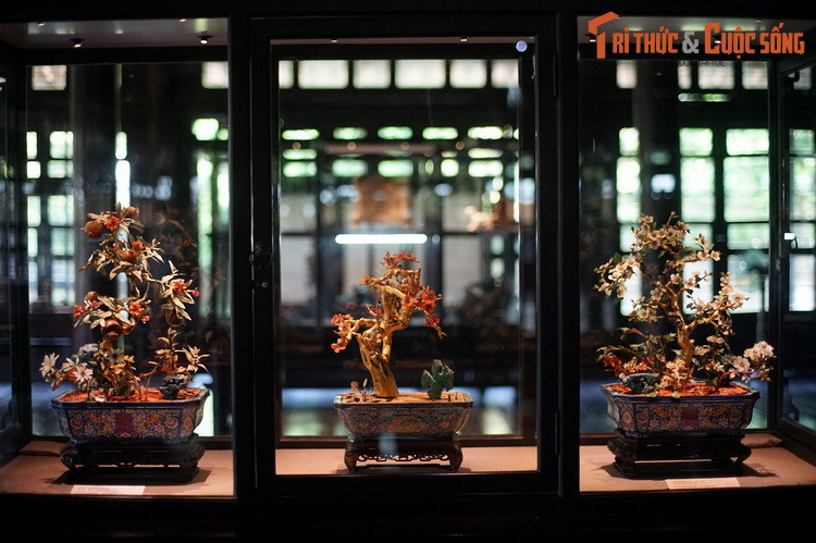 Các hiện vật của Bảo tàng Cổ vật Cung đình Huế phản ánh đời sống vật chất, lễ nghi chính trị và tư tưởng của tầng lớp quý tộc, vua quan nhà Nguyễn, thể hiện qua các trang phục cung đình, đồ sứ ngự dụng, đồ tự khí, đồ gỗ trang trí nội thất, các vật dụng dùng trong sinh hoạt và nghi lễ.