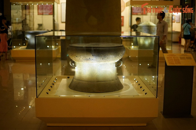 Theo thống kê, Bảo tàng Lịch sử quốc gia đang lưu giữ và bảo quản khoảng 200.000 hiện vật, tư liệu lịch sử. Bốn trọng tâm trưng bày ở nơi đây là Thời tiền sử; Từ thời dựng nước đầu tiên đến triều Trần; Từ triều Hồ đến Cách mạng tháng Tám năm 1945; Sưu tập điêu khắc đá Chăm Pa.