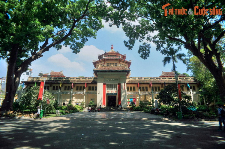 2. Nằm trong Thảo Cầm Viên Sài Gòn, Bảo tàng Lịch sử TP HCM có lịch sử hình thành bắt đầu vào năm 1927, với đề xuất xây dựng từ Hội Nghiên cứu Đông Dương. Bảo tàng khánh thành ngày 1/1/1929 với tên gọi Bảo tàng Pacha Da Lagos.