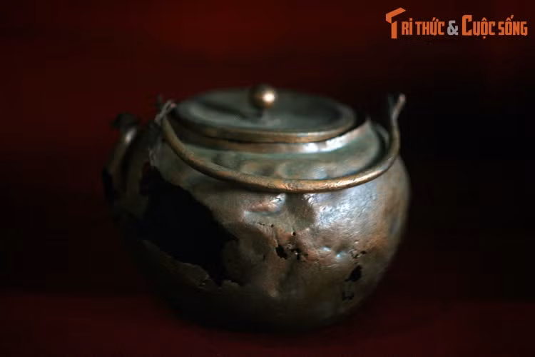 Đồ dùng của thủy thủ đoàn trên tàu cũng được phát hiện, gồm có: Khay, ấm đun nước, bát, đĩa, cân tiểu ly, gương đồng, ấn triện, nhíp nhổ râu, que lấy ráy tai… các trang thiết bị khác trên tàu gồm có: đồng hồ mặt trời, súng lệnh, súng thần công được sản xuất ở Tây Ba Nha. Ảnh: Ấm đun nước bằng đồng của thủy thủ đoàn.