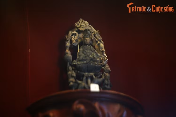 Ngay sau khi phát hiện toạ độ tàu đắm, UBND tỉnh Bà Rịa – Vũng tàu đã chỉ định Công ty Trục vớt Cứu Hộ (Visal) tổ chức trục vớt số cổ vật trên tàu với sự tham gia của các chuyên gia khảo cổ của công ty Maritime (Singapore). Ảnh: Tượng Phật bằng đá tìm được trong tàu cổ Hòn Cau.