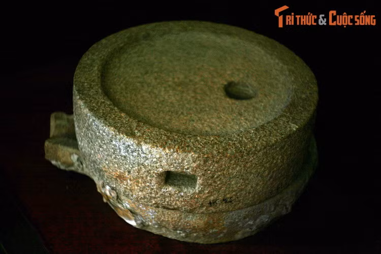 Sau tàu cổ Hòn Cau, có thêm nhiều con tàu cổ khác được khai quật ở vùng biển Việt Nam như tàu cổ Cù Lao Chàm, tàu cổ Bình Thuận, tàu cổ Hòn Dầm... Những con tàu này là minh chứng cho sự nhộn nhịp của tuyến đường hàng hải chạy ven bờ Biển Đông của Việt Nam thời xưa. Ảnh: Cối đá xay bột.
