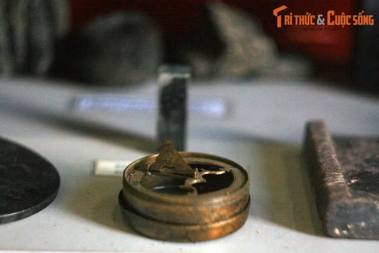 Căn cứ vào những đồ dùng của thủy thủ đoàn này, cũng như cấu trúc thân tàu, các chuyên gia cho rằng đây là một con tàu có nguồn gốc từ Trung Hoa đang trên đường chở hàng sang châu Âu bị đắm ở vùng biển Việt Nam. Ảnh: Đồng hồ đo thời gian bằng ánh sáng mặt trời do phương Tây sản xuất.