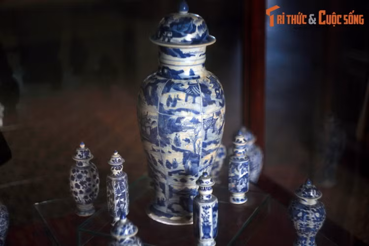 Sau khi trục vớt, số cổ vật trong tàu cổ Hòn Cau được Hội đồng Giám định Cổ vật Quốc gia nghiên cứu, thẩm định. Hàng hóa trên tàu chủ yếu là gốm sứ, với số lượng tới 60.000 hiện vật. Ảnh: Đồ sứ men trắng vẽ lam thời Khang Hy của nhà Thanh, hàng hóa của tàu cổ Hòn Cau.