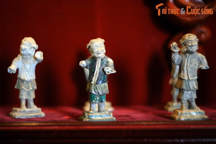 Số gốm sứ này chủ yếu có nguồn gốc từ các lò Cảnh Đức Trấn, Sơn Đầu, Đức Hóa (Trung Quốc), ngoài ra còn có một số chảo gang, hồng khô… Ảnh: Tượng người bằng sứ men màu thời Khang Hy.