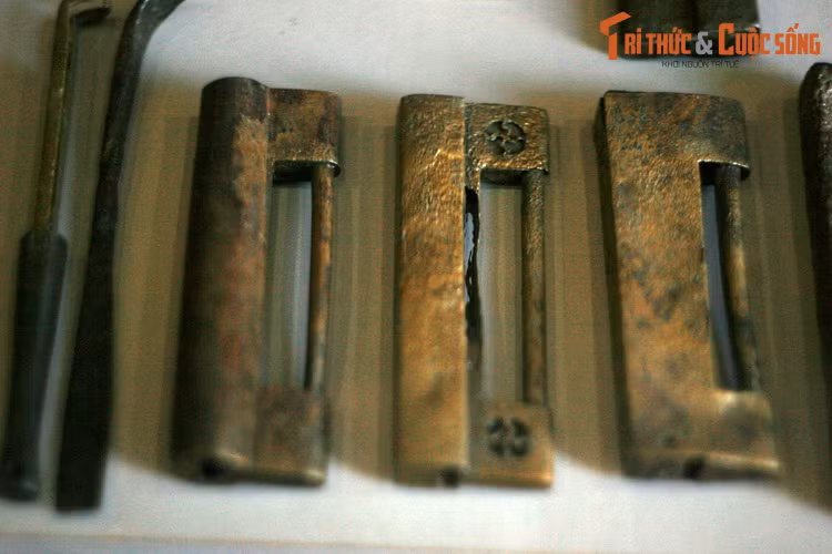 Rất nhiều vật dụng và hàng hóa trên tàu, thậm chí cả thân tàu có dấu vết của lửa cháy đưa tới giả thiết con tàu này có thể bị hỏa hoạn hoặc bị cướp biển đốt tàu dẫn đến việc nó không thể tiếp tục hành trình của mình mà vĩnh viễn nằm lại nơi đáy biển Bà Rịa – Vũng Tàu. Ảnh: Các loại ổ và chìa khóa bằng đồng.