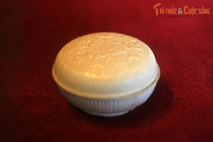 Vào năm 1992, 28.000 cổ vật được chọn ra từ 68.000 cổ vật khai quật đã được đưa sang Hà Lan đấu giá, thu về 6,7 triệu USD cho Ngân sách Nhà nước. Ảnh: Hộp sứ Bạch Định.