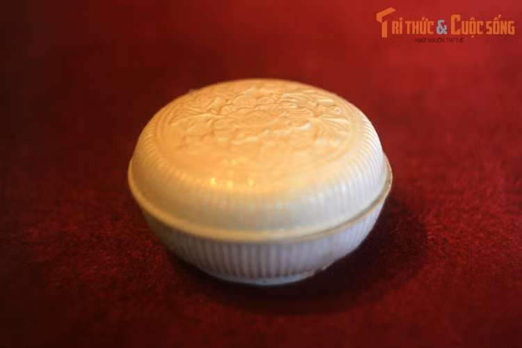 Vào năm 1992, 28.000 cổ vật được chọn ra từ 68.000 cổ vật khai quật đã được đưa sang Hà Lan đấu giá, thu về 6,7 triệu USD cho Ngân sách Nhà nước. Ảnh: Hộp sứ Bạch Định.