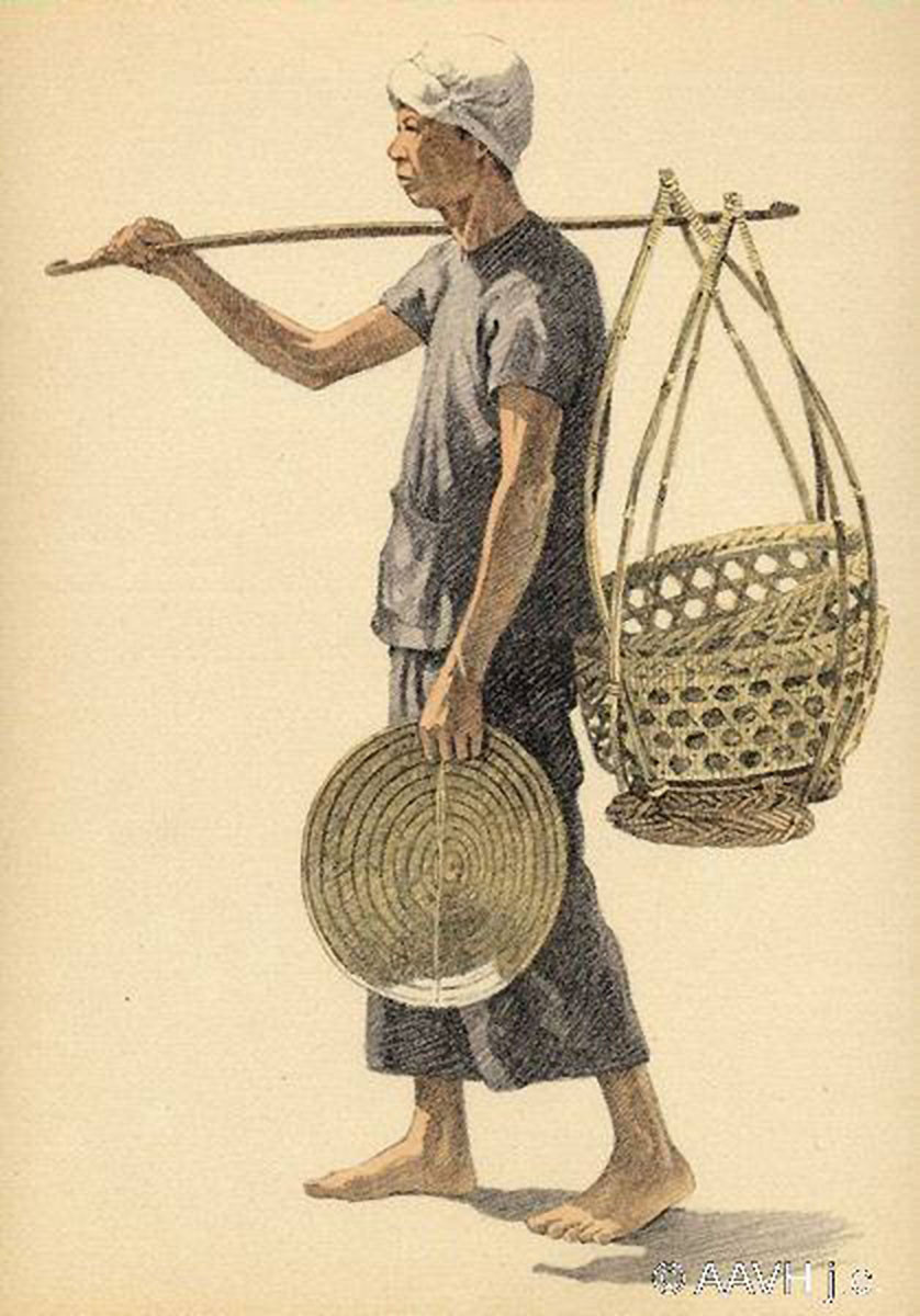 Người đàn ông lỉnh kỉnh đòn gánh lúc tan chợ.