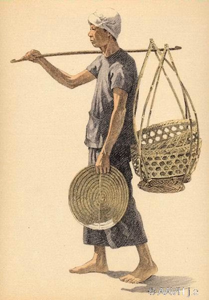 Người đàn ông lỉnh kỉnh đòn gánh lúc tan chợ.