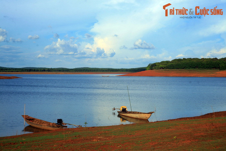 Khung cảnh thanh bình ở hồ Thác Mơ, nằm trên địa bàn hai huyện Phước Long và Bù Đăng của tỉnh Bình Phước. Đây là một hồ nước nhân tạo hình thành cùng thủy điện Thác Mơ vào đầu thập niên 1990, nay là một thắng cảnh nổi tiếng của mảnh đất Bình Phước.