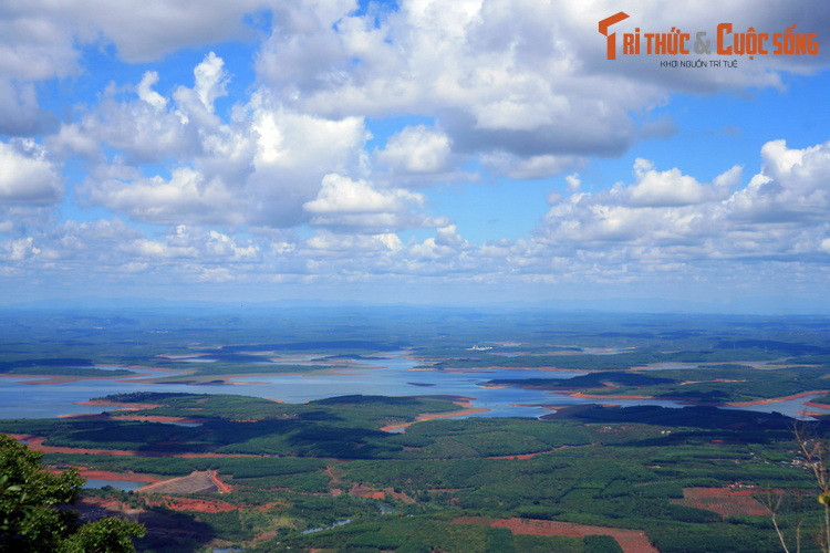 Hồ thủy điện Thác Mơ nhìn từ đỉnh núi Bà Rá.
