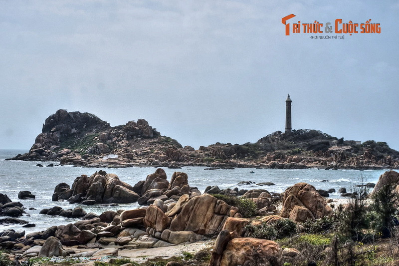 Bãi đá hình thù lạ mắt ở mũi Kê Gà (xã Thuận Quý, huyện Hàm Thuận Nam), một địa danh nổi tiếng của tỉnh Bình Thuận. Trên mũi Kê Gà có hải đăng Kê Gà, được xây năm 1897, là ngọn hải đăng cổ nhất Việt Nam.