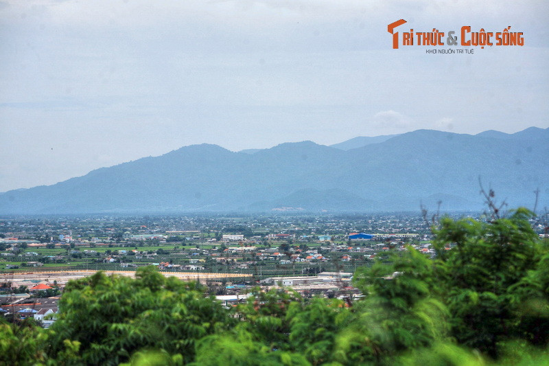 Cảnh núi non trùng điệp nhìn từ đồi Bà Nài, quả đồi có vị trí tuyệt đẹp, nằm ở phía Tây TP Phan Thiết.