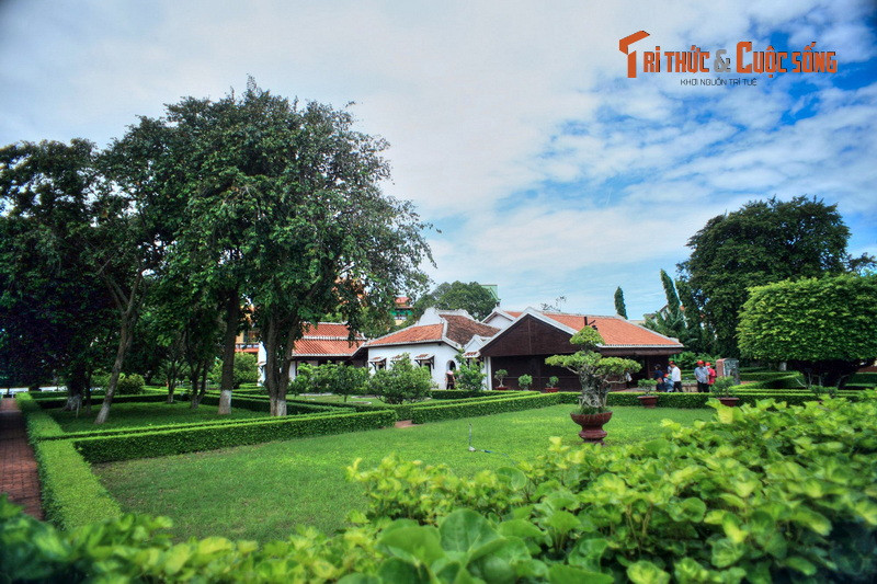 Khung cảnh mạng đâm dấu xưa ở trường Dục Thanh, Phan Thiết. Trường do các sĩ phu yêu nước ở Phan Thiết sáng lập vào năm 1907, là một di tích lịch sử đặc biệt gắn với cuộc đời hoạt động cách mạng thời trẻ của Bác Hồ. Người đã dạy học tại ngôi trường này từ tháng 8/1910 đến tháng 2/1911.