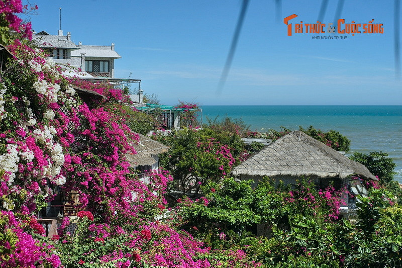 Cảnh quan tại một khu nghỉ dưỡng ở huyện Hàm Thuận Nam. Tận dụng những ưu thế mà tự nhiên ban tặng, những năm gần đây ngành du lịch của tỉnh Bình Thuận đã phát triển mạnh mẽ với nhiều loại hình dịch vụ từ bình dân đến cao cấp.