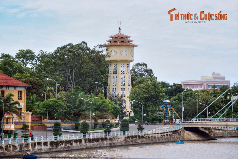 Soi bóng xuống sông Cà Ty, tháp nước Phan Thiết là một công trình kiến trúc độc đáo và có lịch sử đặc biệt của TP Phan Thiết. Tháp được xây dựng từ năm 1928-1934, theo thiết kế của Hoàng thân Souphanouvong, nguyên Chủ tịch nước CHDCND Lào.