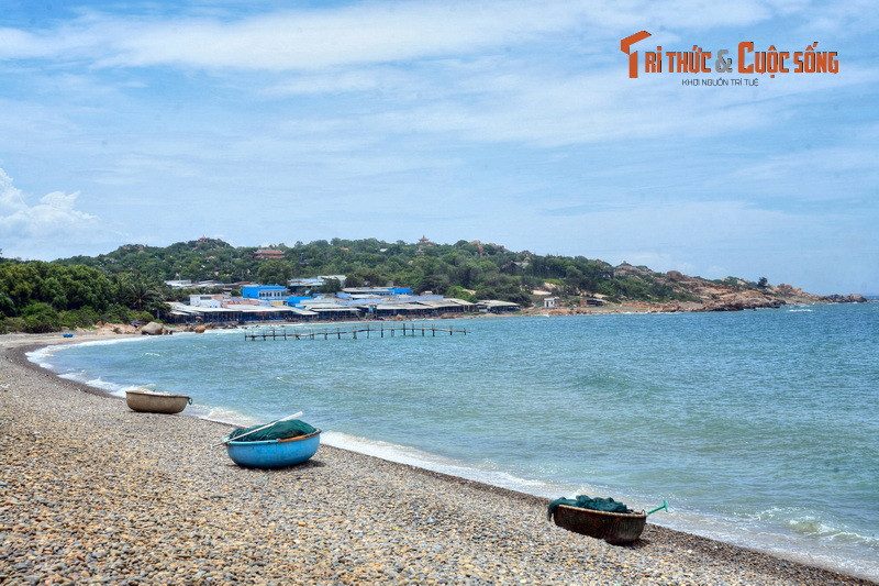 Cũng nằm ở xã Bình Thạnh, bãi biển Cổ Thạch những nét độc đáo mà ít bãi biển nào khác ở Việt Nam có được. Nơi đây có bãi đá Bảy Màu, là đá biển có rất nhiều màu sắc như đỏ, nâu, vàng, tím, lam, xám, trắng… trải dài gần 1km bờ biển.