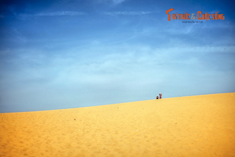 Cảnh tượng "siêu thực" ở đồi cát bay, thắng cảnh cả nước biết đến ở Mũi Né, TP Phan Thiết. Tên gọi đồi cát bay xuất phát từ hình dáng đặc biệt của đồi cát: Chúng thay đổi theo giờ, theo ngày, theo tháng nhờ tác động của gió biển.