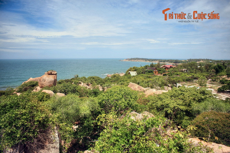 Bức tranh phong cảnh hấp dẫn nhìn từ chùa Cổ Thạch, thuộc xã Bình Thạnh, huyện Tuy Phong. Được khai sơn năm 1835, chùa nổi tiếng với kiến trúc độc đáo trong một cảnh quan thiên nhiên kỳ thú, là điểm hành hương nổi tiếng của tỉnh Bình Thuận.