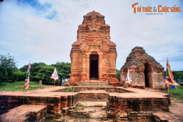 Theo một lời giải thích khác, vùng đất này xưa kia là của người Chăm, lau sậy mọc um tùm. Vào năm nọ, công chúa út của một vua Chăm Pa tên mắc bệnh nặng qua đời khi mới 16 tuổi...