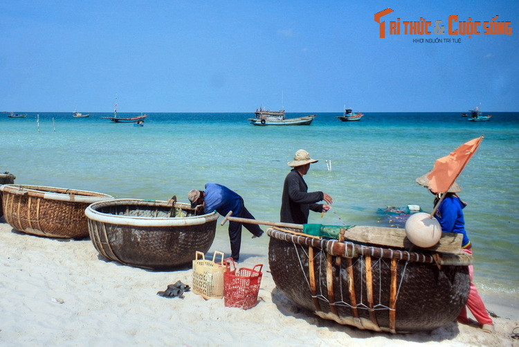 Lại có ý kiến khác cho rằng hai từ Mũi Né xuất xứ từ tiếng Chăm “Bia Aneh” nghĩa là “mũi biển nhỏ”, lâu ngày Việt hóa thành Mũi Né...