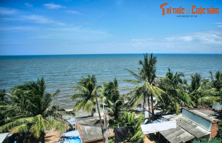 Ngày nay Mũi Né được du khách gần xa biết đến như một vùng đất mang vẻ đẹp dịu dàng và êm ả với những bãi biển sóng vỗ rì rào có hàng dừa xanh bao quanh.