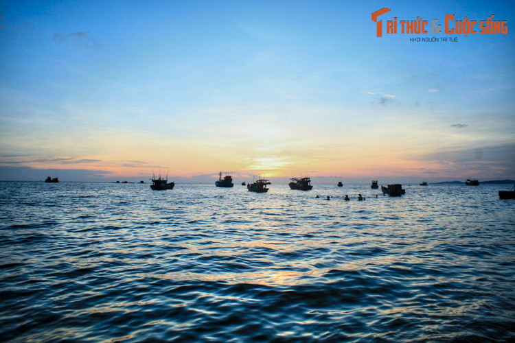 Theo cách lý giải phổ biến nhất, thời xưa ngư dân trong vùng thường đến mũi đất nơi đây nương náu mỗi khi đi biển gặp bão. Họ gọi mũi đất này là mũi “né”, với nghĩa là nơi để né tránh, trốn thoát.