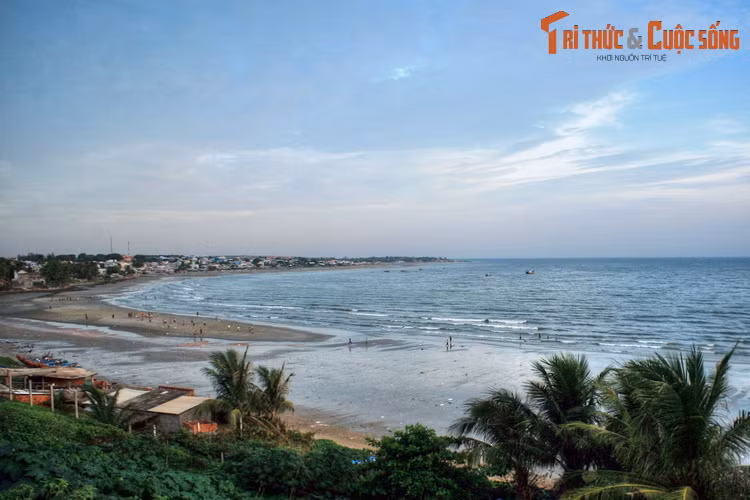 Mũi Né (phường Mũi Né, thành phố Phan Thiết) được coi là địa danh du lịch nổi tiếng bậc nhất tỉnh Bình Thuận. Có nhiều giả thuyết thú vị về tên gọi của địa danh này.