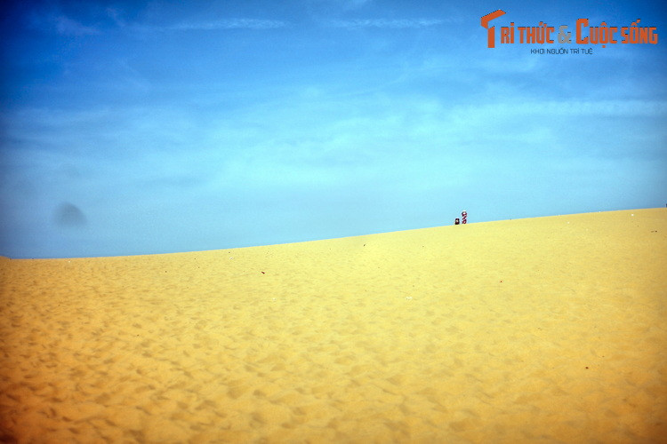 Không chỉ có biển, Mũi Né còn có những đồi cát bay thơ mộng - một địa điểm kỳ thú có một không hai của Việt Nam. Tên gọi đồi cát bay xuất phát từ hình dáng đặc biệt của đồi cát: Chúng thay đổi theo giờ, theo ngày, theo tháng nhờ tác động của gió biển.