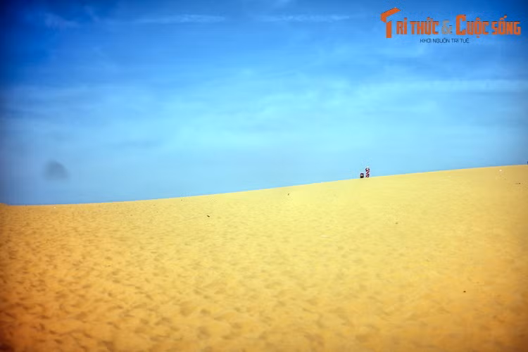 Không chỉ có biển, Mũi Né còn có những đồi cát bay thơ mộng - một địa điểm kỳ thú có một không hai của Việt Nam. Tên gọi đồi cát bay xuất phát từ hình dáng đặc biệt của đồi cát: Chúng thay đổi theo giờ, theo ngày, theo tháng nhờ tác động của gió biển.