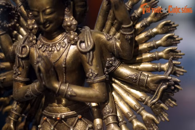 Theo nhận định của các nhà nghiên cứu, những tác phẩm này phản ánh một phong cách trang trí tỉ mỉ đặc trưng của Neal, vùng đất tiếp giáp Tây Tạng, chịu ảnh hưởng của Phật giáo từ rất sớm...