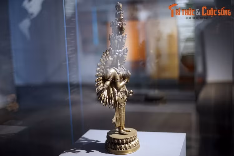 Bức tượng được thể hiện dưới dạng 11 khuôn mặt và nghìn cánh tay, tượng trưng cho khả năng cứu độ chúng sinh trên khắp thế gian.