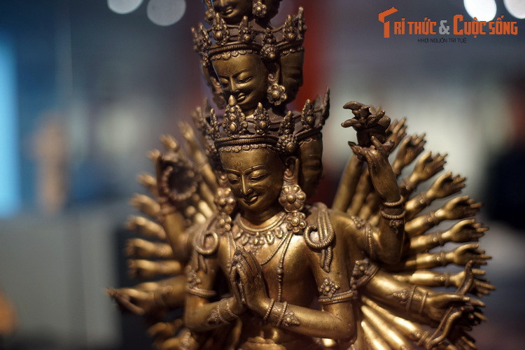 Hiện vật cao khoảng 50 cm, làm bằng đồng thếp vàn, tái hiện hình ảnh Avalokiteshvara hay Quán Thế Âm, một vị Bố tát quan trọng trong Phật giáo Đại Thừa nói chung và Phật giáo Tây Tạng nói riêng.